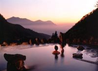 夕暮れの馬曲温泉　新緑・紅葉の季節、ちらつく雪の中でも絶景です。